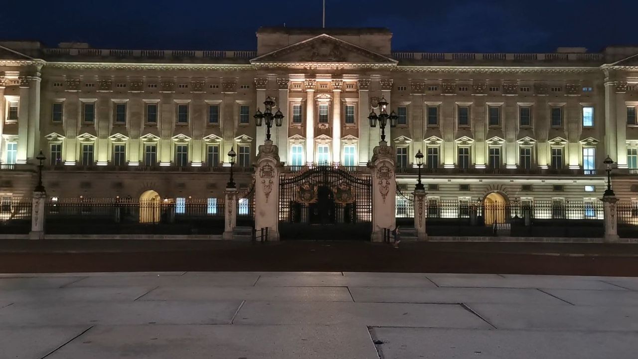 The front of Buckingham Palace lit up at night